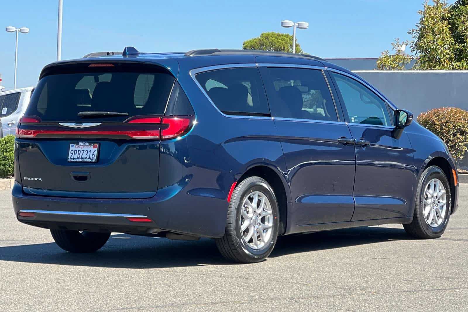 Used 2021 Chrysler Pacifica Touring w/ Uconnect Theater Family Group FWD video 2