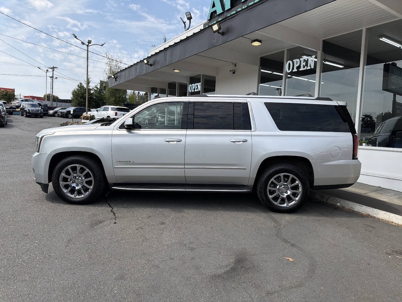Used 2015 GMC Yukon XL Denali w/ Touring Package AWD/4WD image 3