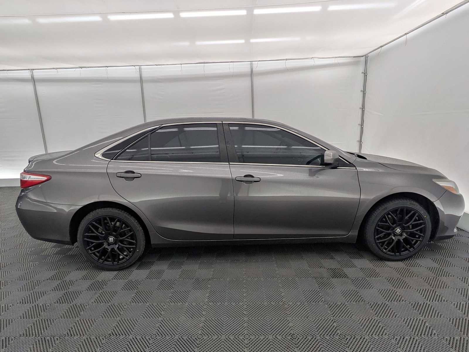 Used 2017 Toyota Camry XSE w/ Moonroof Package image 7