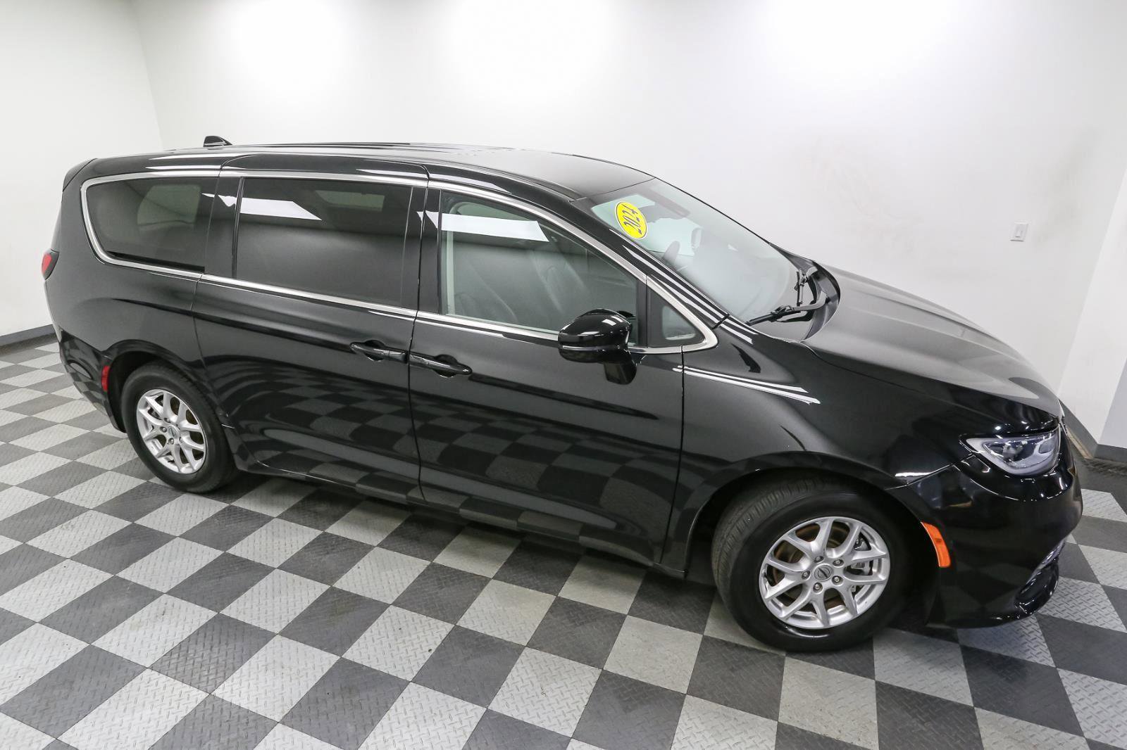Used 2024 Chrysler Pacifica Touring-L image 5
