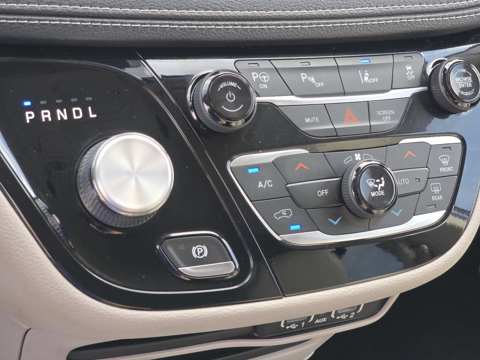 Used 2021 Chrysler Pacifica Touring-L FWD image 5