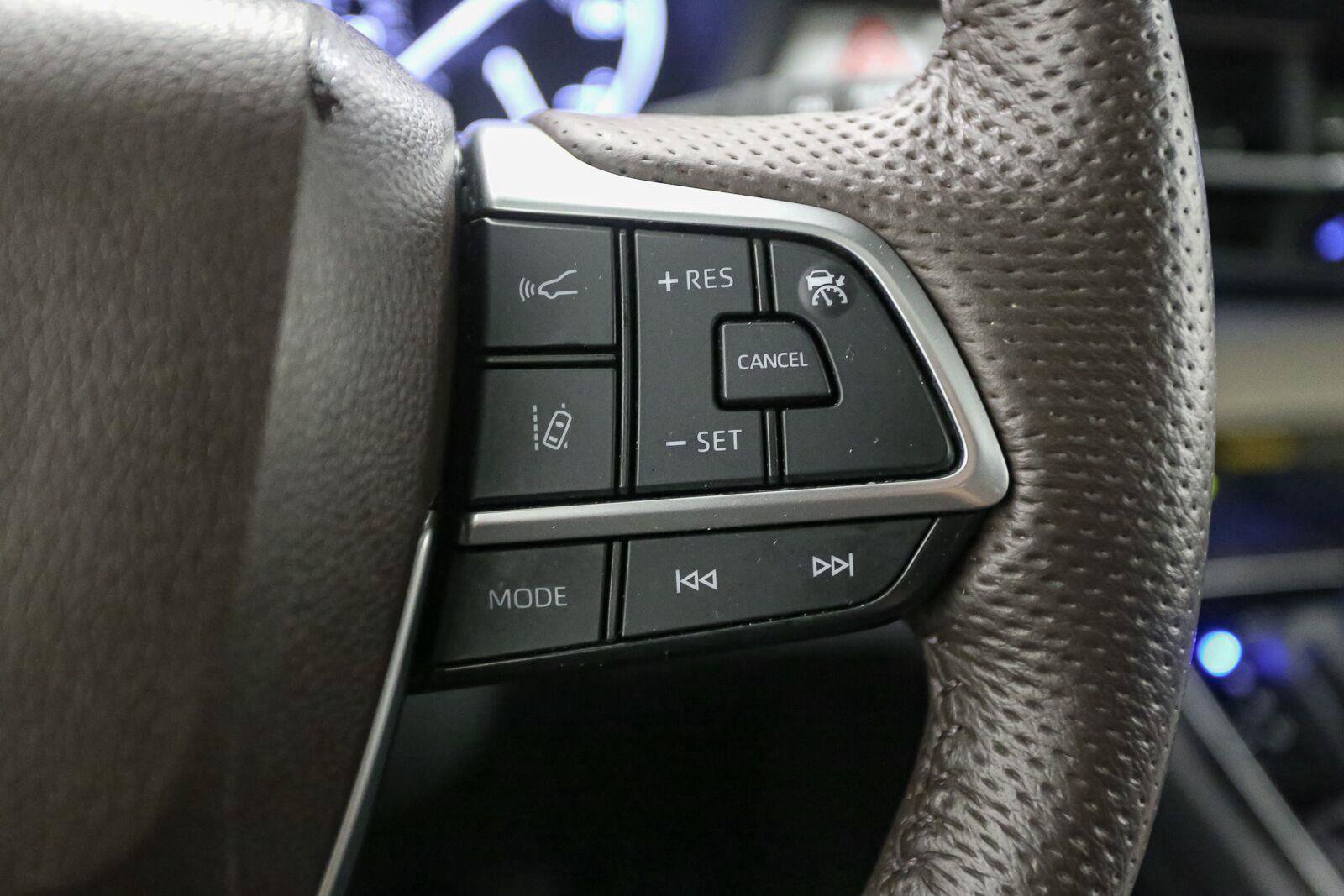Used 2023 Toyota Sienna Platinum AWD/4WD image 36