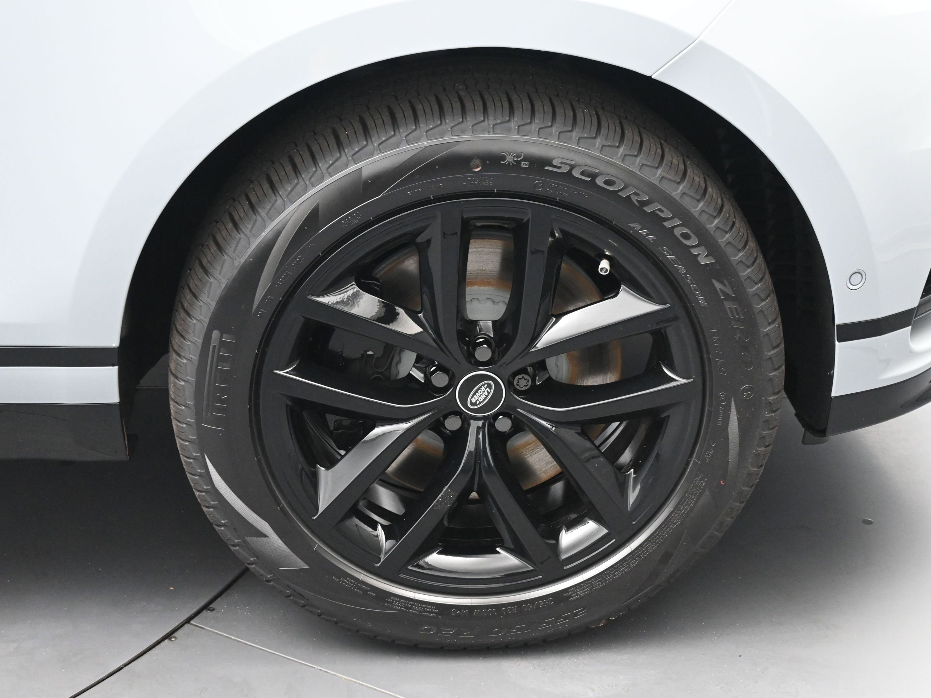 New 2026 Land Rover Range Rover Velar Dynamic SE image 11