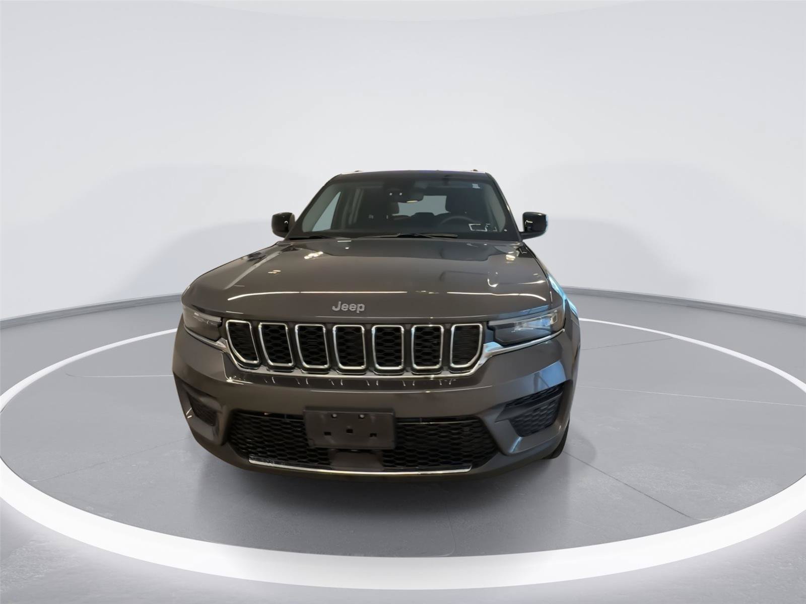 Used 2023 Jeep Grand Cherokee Laredo w/ Luxury Tech Group I AWD/4WD image 3
