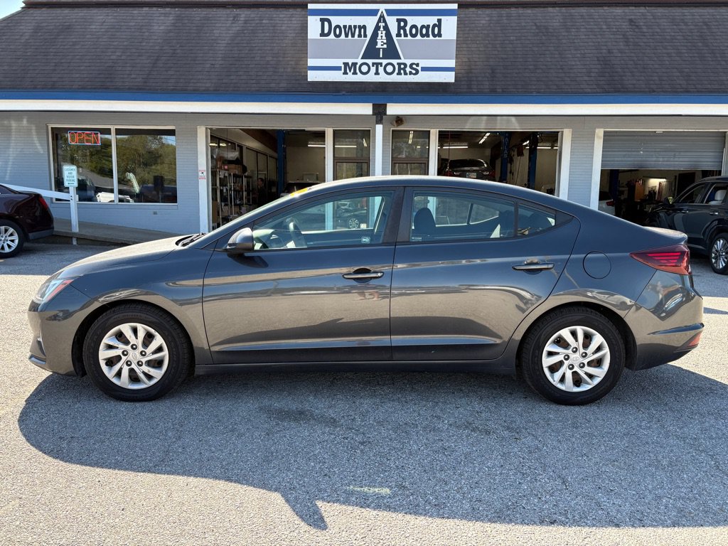 Used 2020 Hyundai Elantra SE w/ Cargo Package (C1) FWD image 2