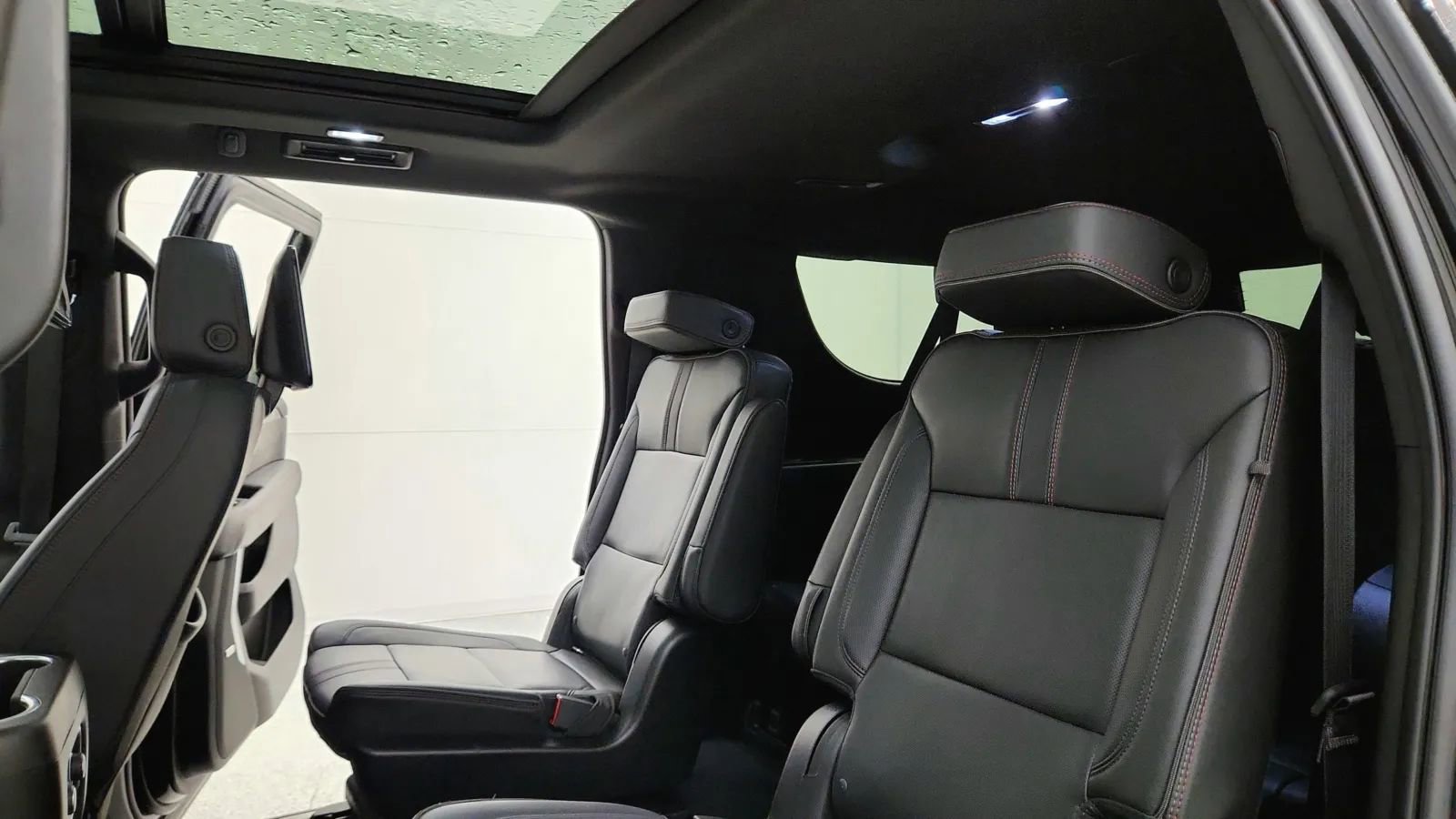 Used 2022 Chevrolet Suburban RST w/ Sport Performance Package image 32