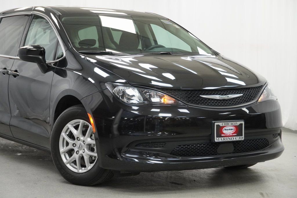 Used 2023 Chrysler Voyager LX image 3