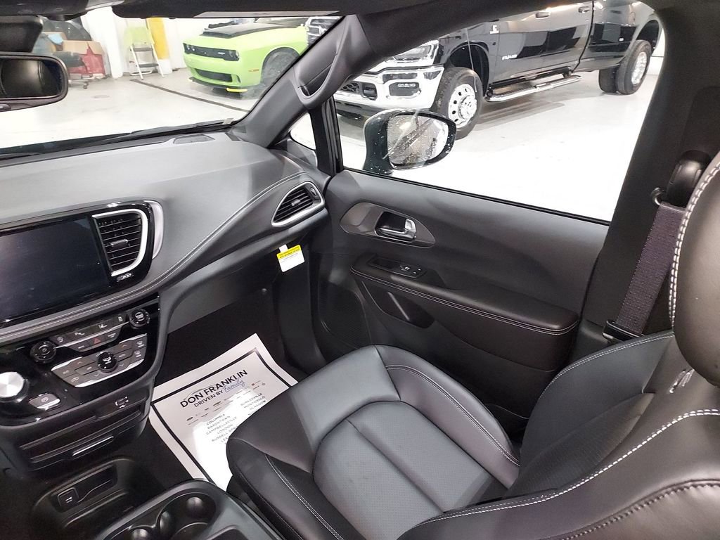 New 2026 Chrysler Pacifica Select w/ S Appearance Package image 11