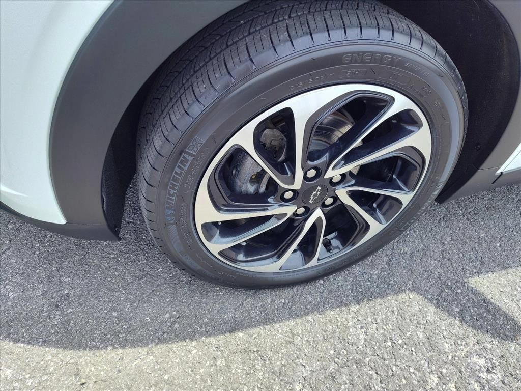Used 2022 Chevrolet Bolt EUV Premier w/ Sun & Sound Package FWD image 9