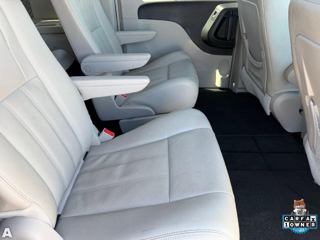 Used 2014 Chrysler Town & Country Touring FWD image 13