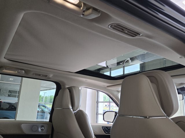 Used 2021 Lincoln Navigator Reserve w/ Luxury Package AWD/4WD image 8