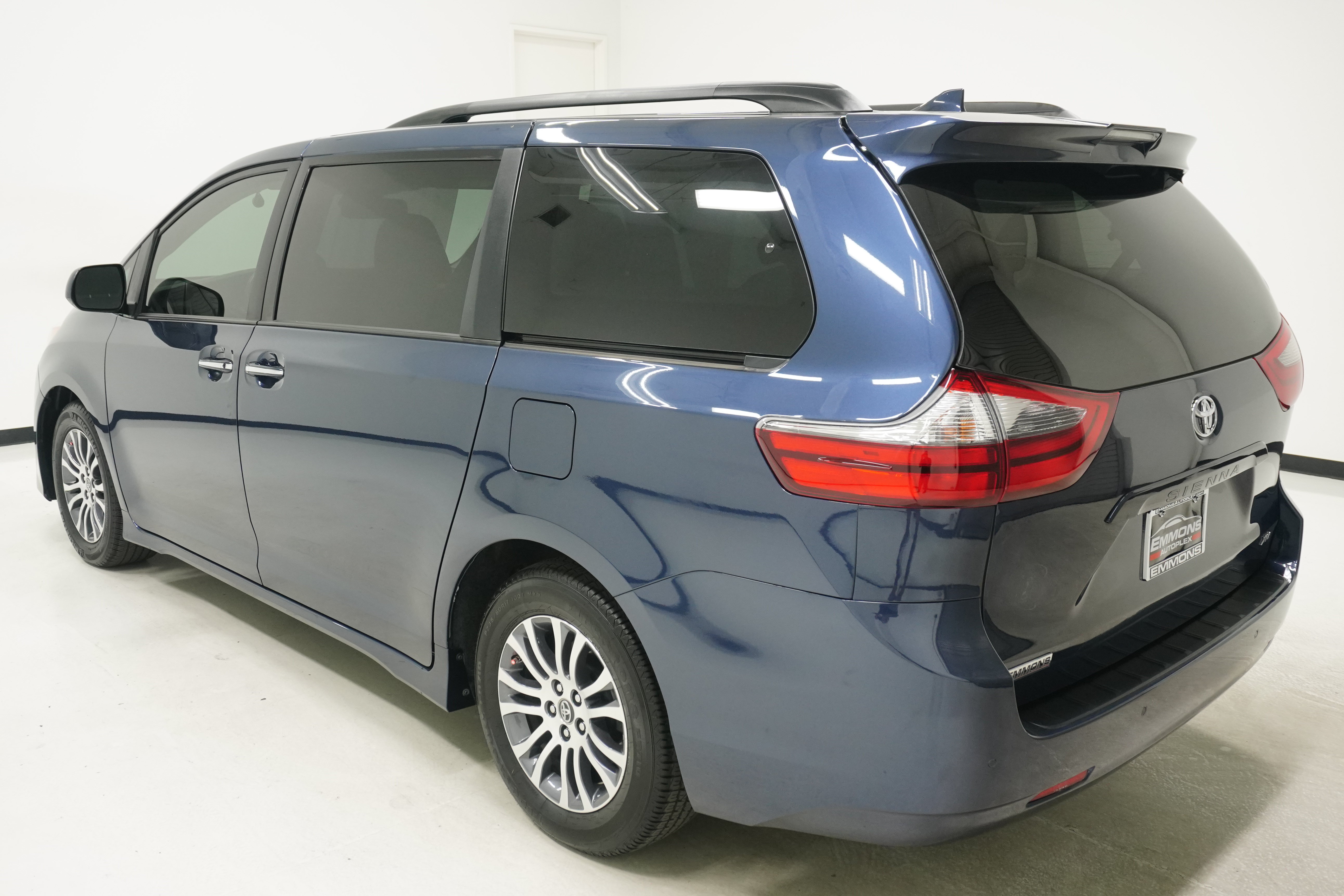 Used 2020 Toyota Sienna XLE w/ XLE Navigation Package FWD image 6