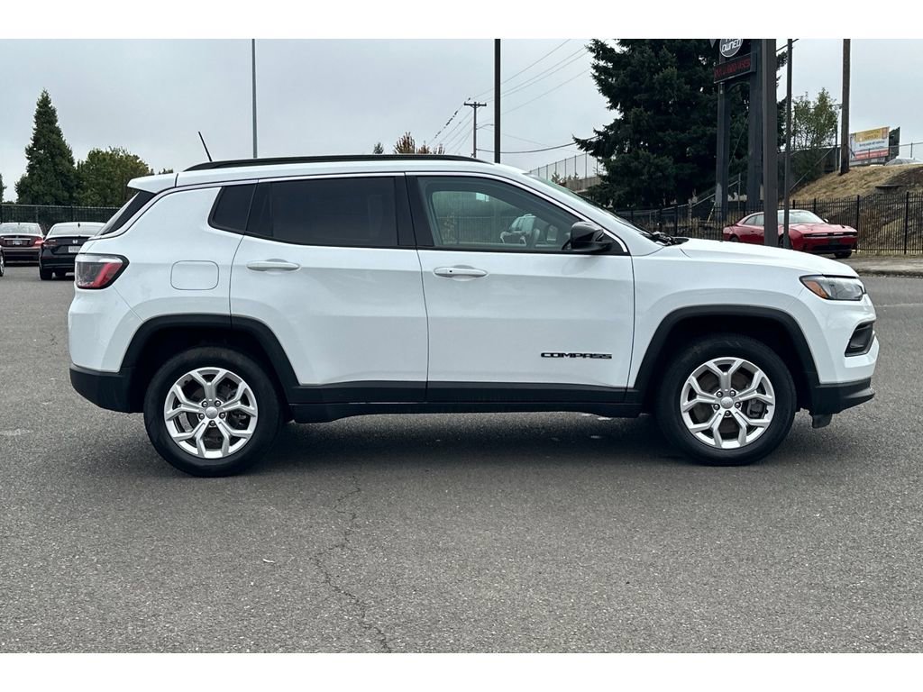 Used 2024 Jeep Compass Latitude image 3