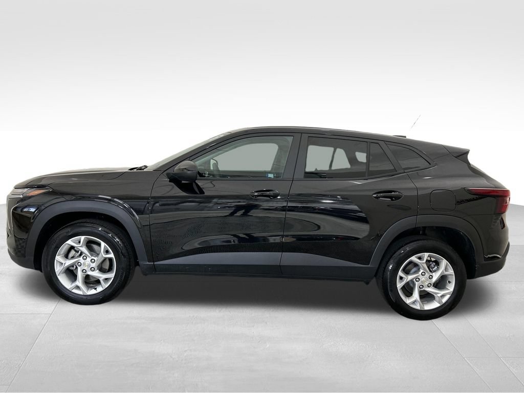 Used 2025 Chevrolet Trax LS w/ LS Convenience Package FWD image 2