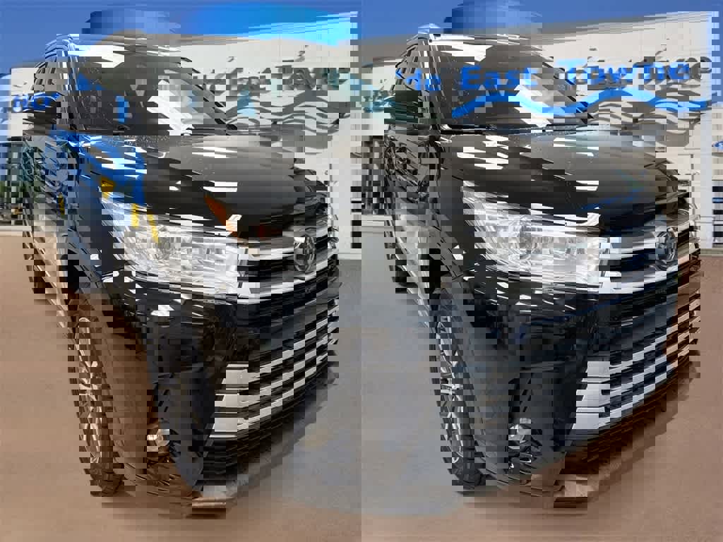 Used 2019 Toyota Highlander XLE image 2