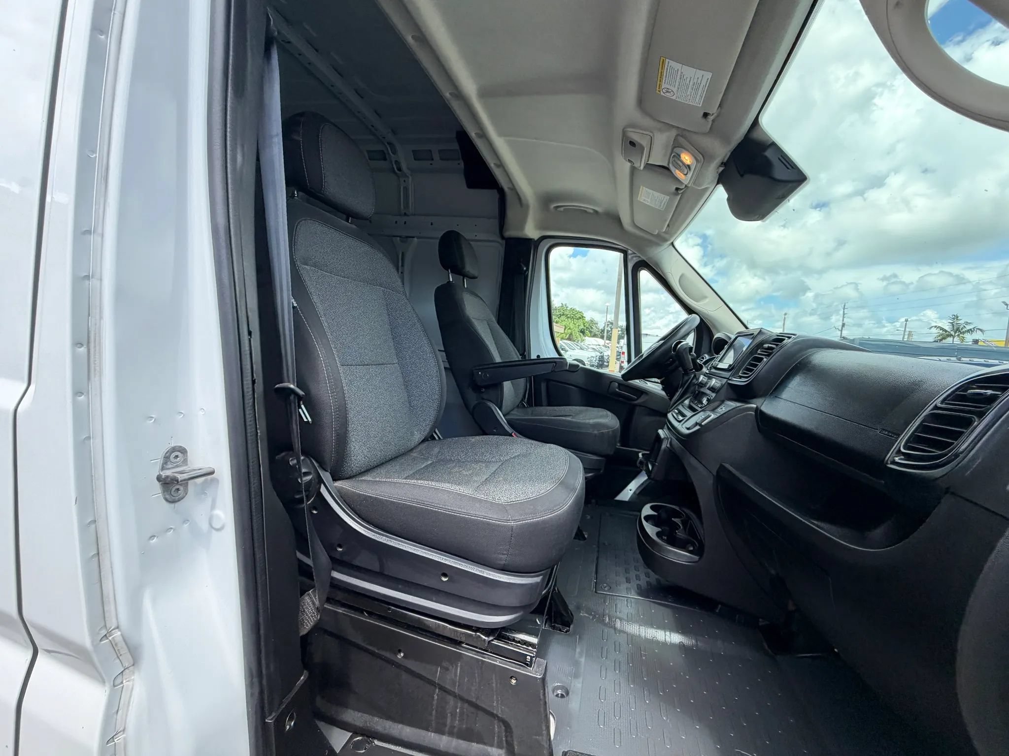 Used 2024 RAM ProMaster 2500 w/ Convenience Group FWD image 17