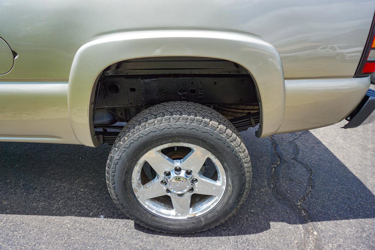 Used 2005 GMC Sierra 2500 SLT w/ Heavy-Duty Power Package AWD/4WD image 35