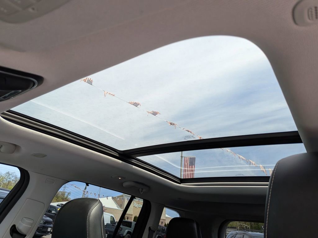 Used 2023 Jeep Grand Cherokee Limited w/ Luxury Tech Group II AWD/4WD image 22