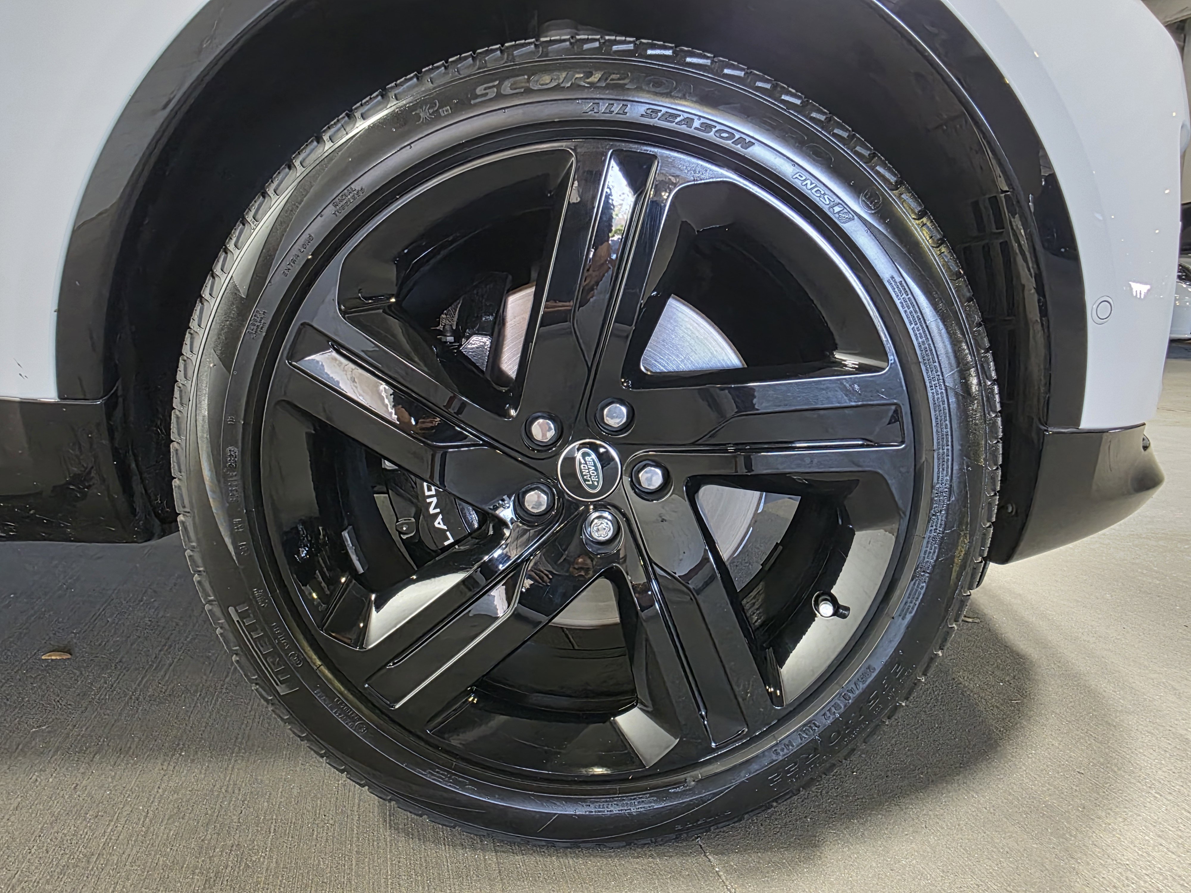 Used 2024 Land Rover Discovery Metropolitan Edition image 10