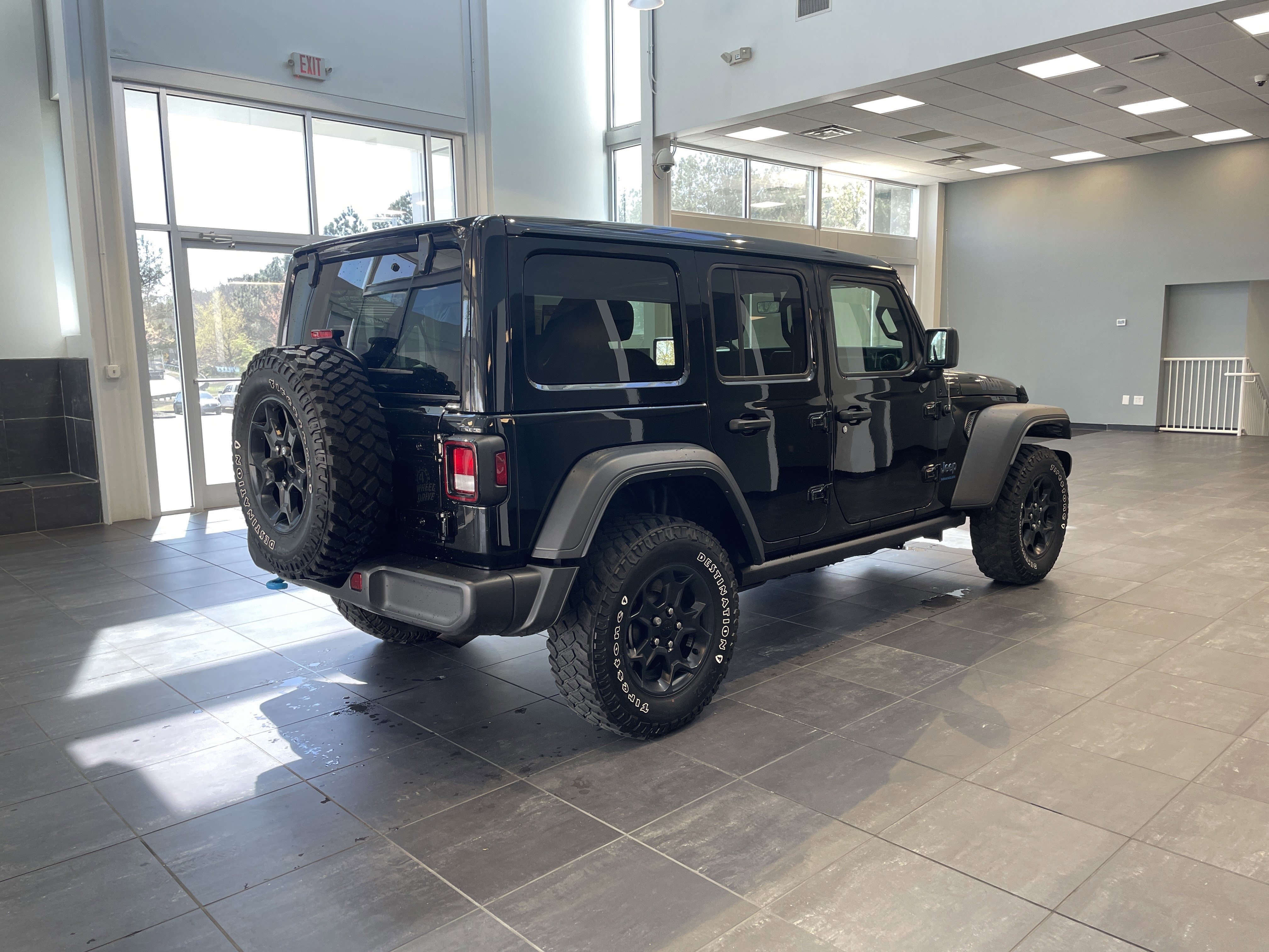 Used 2023 Jeep Wrangler Unlimited w/ Sun & Screen Package image 19