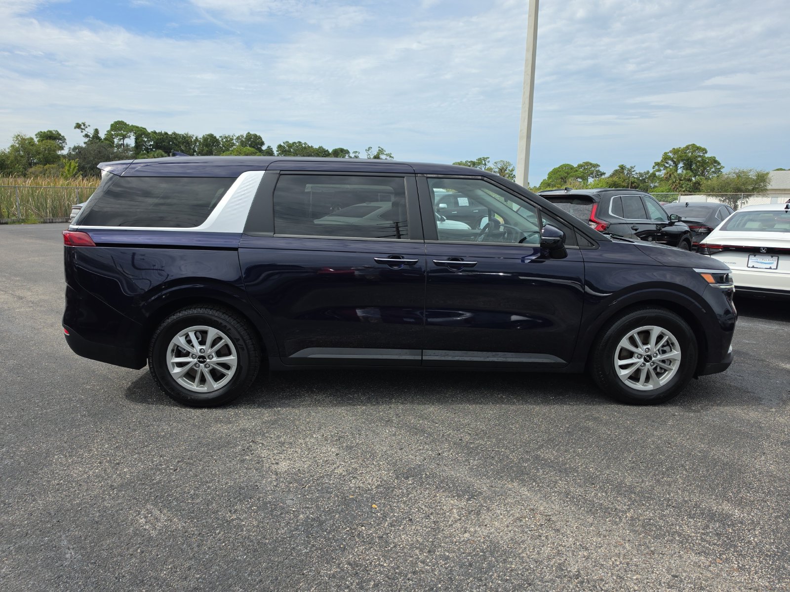 Used 2024 Kia Carnival LX FWD image 3