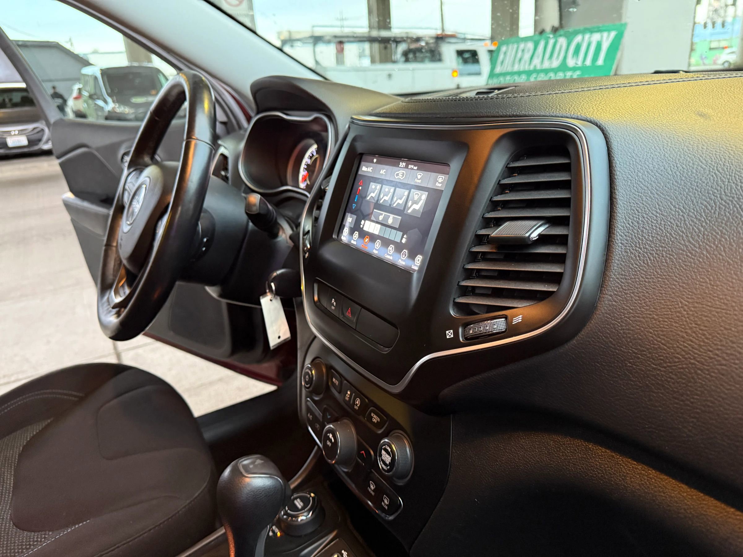 Used 2020 Jeep Cherokee Latitude w/ Cold Weather Group AWD/4WD image 21