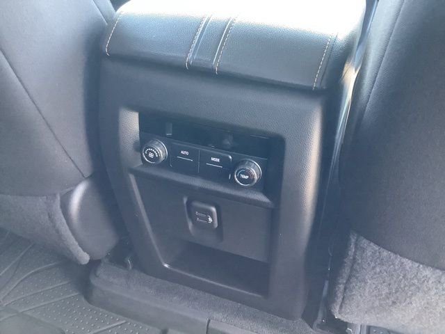 Used 2021 Chevrolet Traverse LT image 20