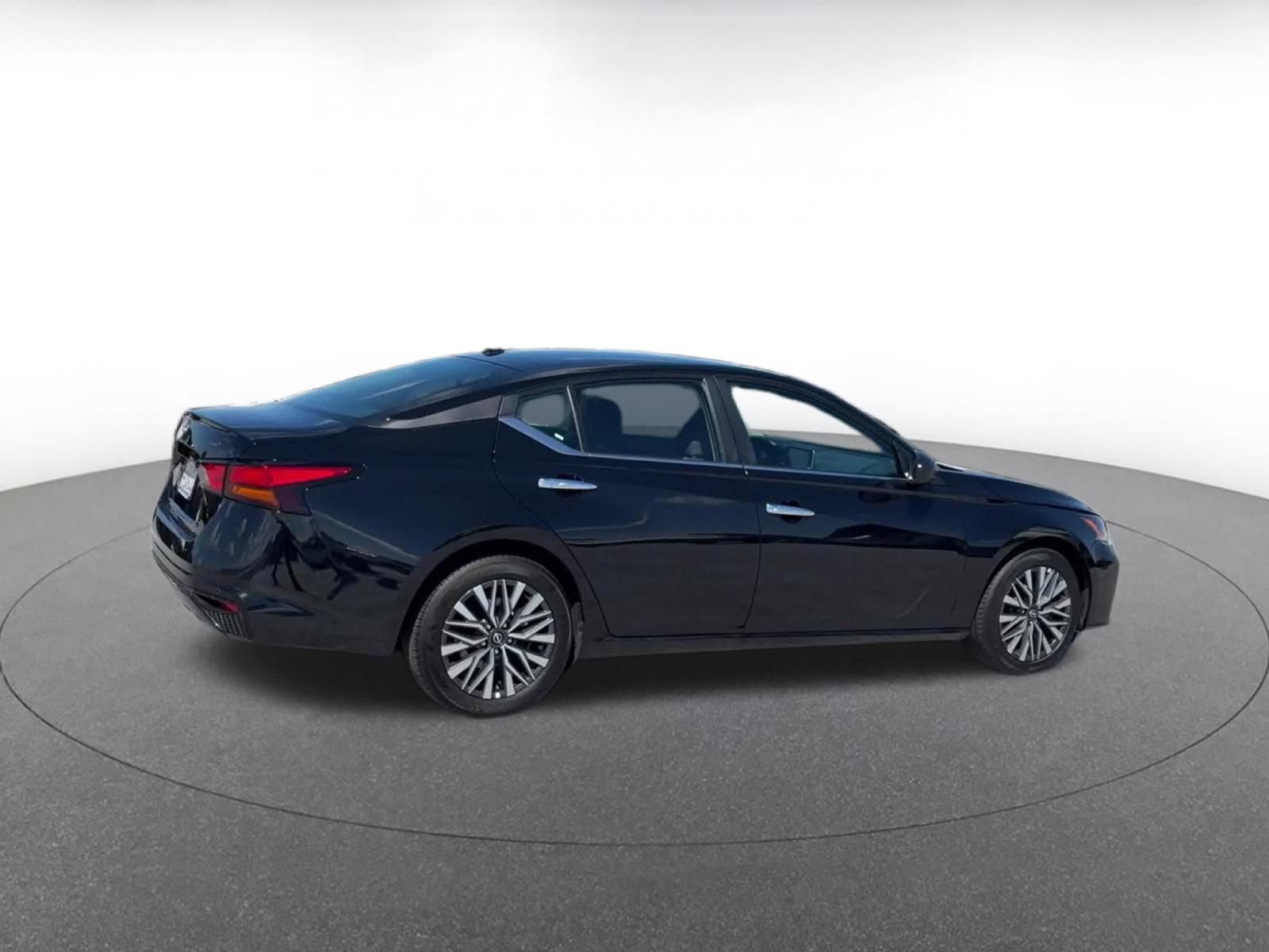 Used 2025 Nissan Altima 2.5 SV FWD image 14