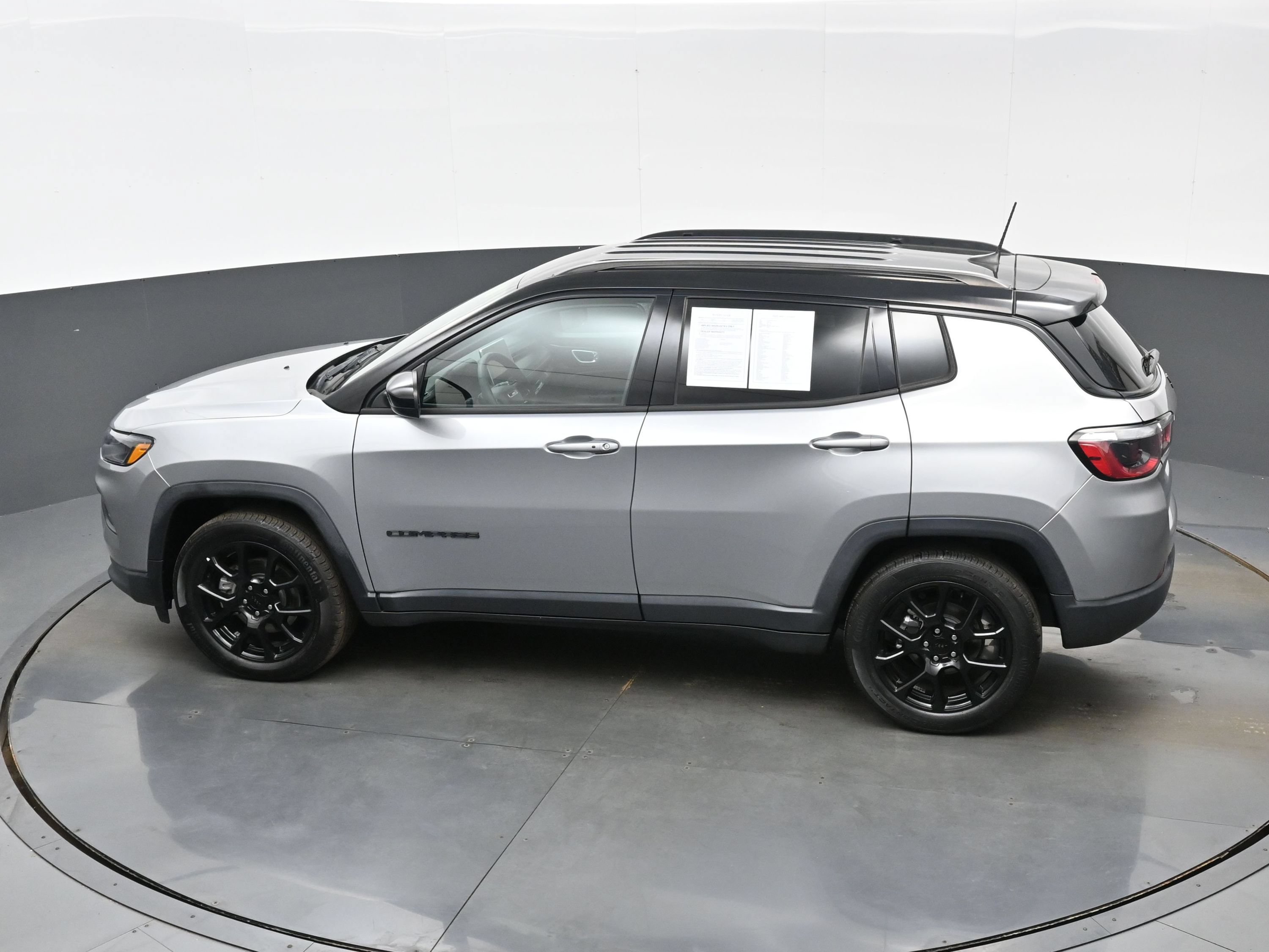 Used 2022 Jeep Compass Latitude FWD image 35