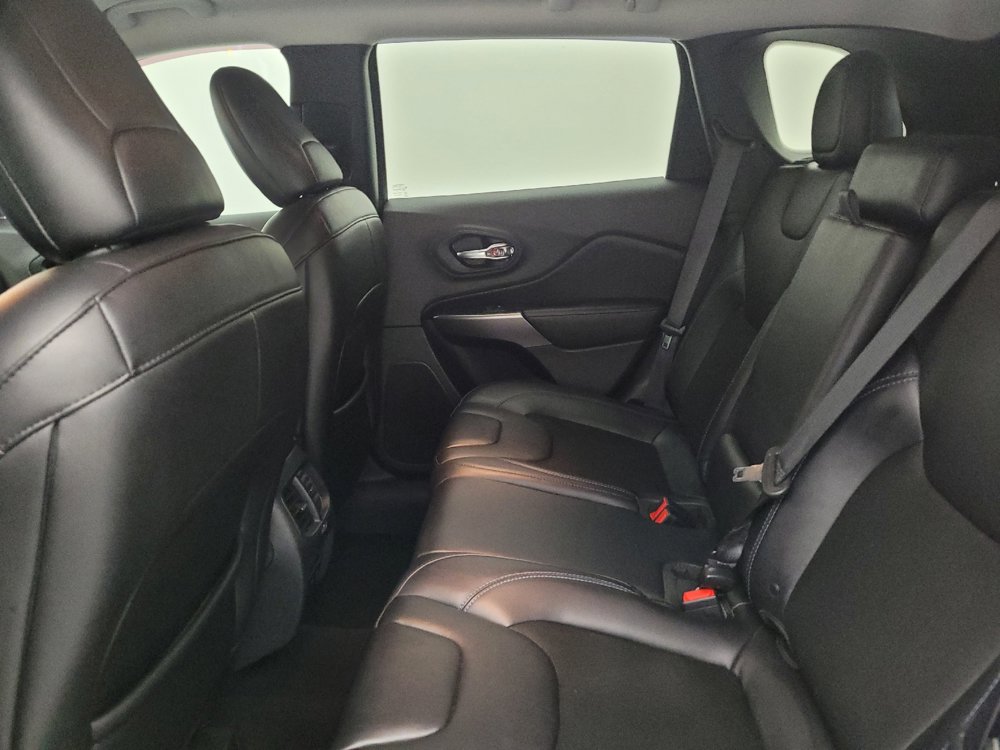 Used 2019 Jeep Cherokee Latitude Plus w/ Cold Weather Group AWD/4WD image 18