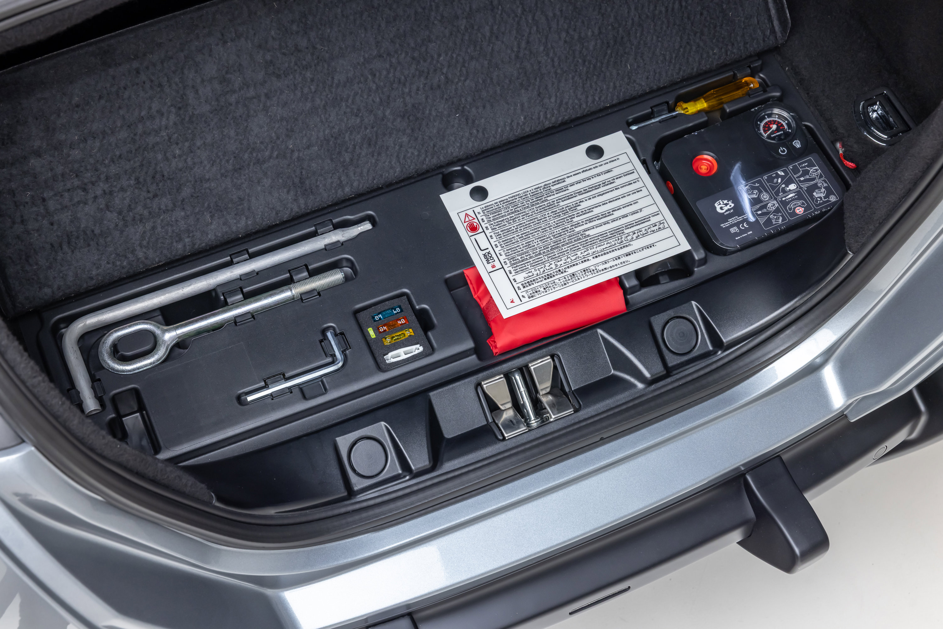 Used 2023 Ferrari Roma RWD image 16