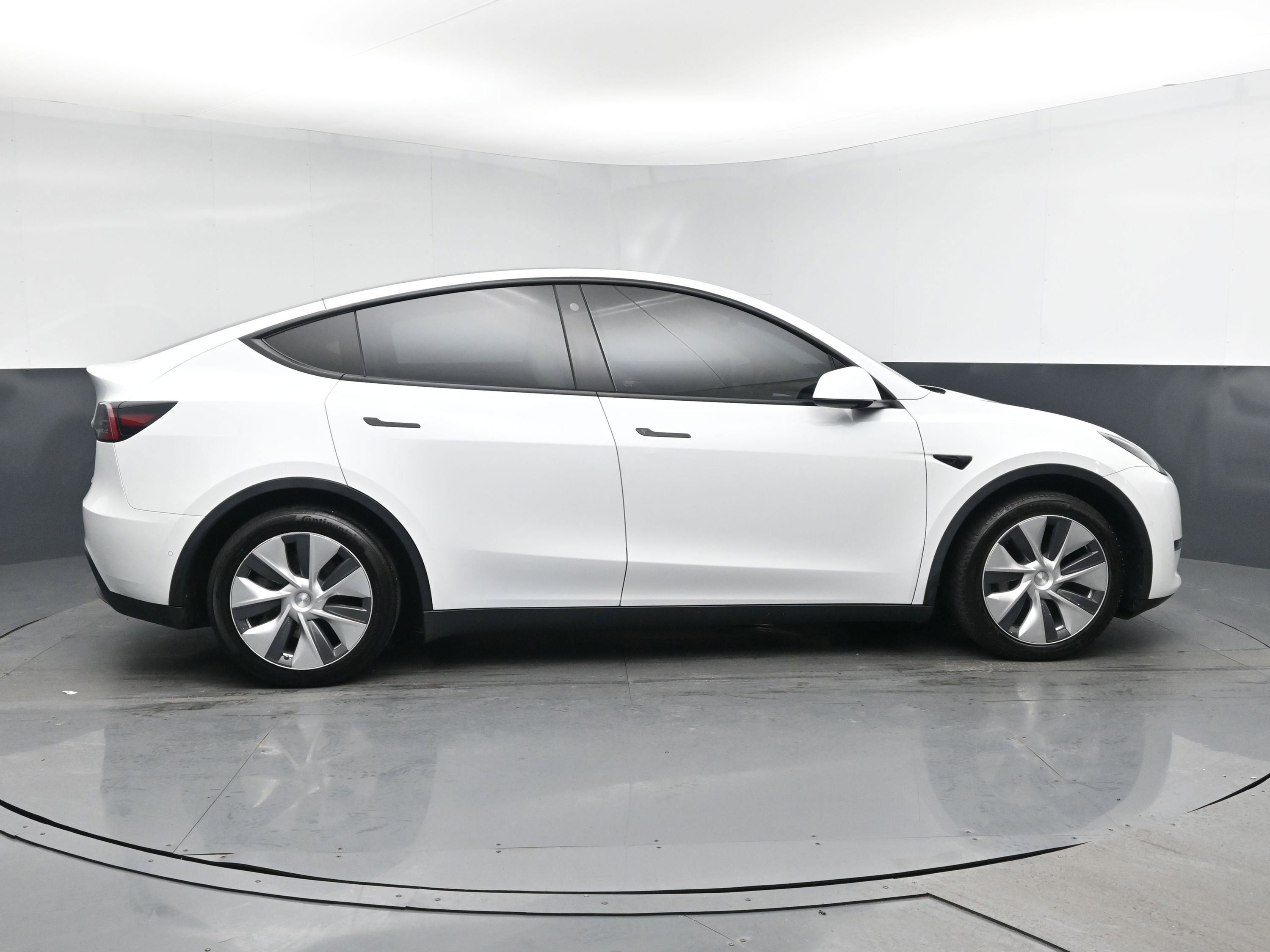 Used 2021 Tesla Model Y Long Range image 3