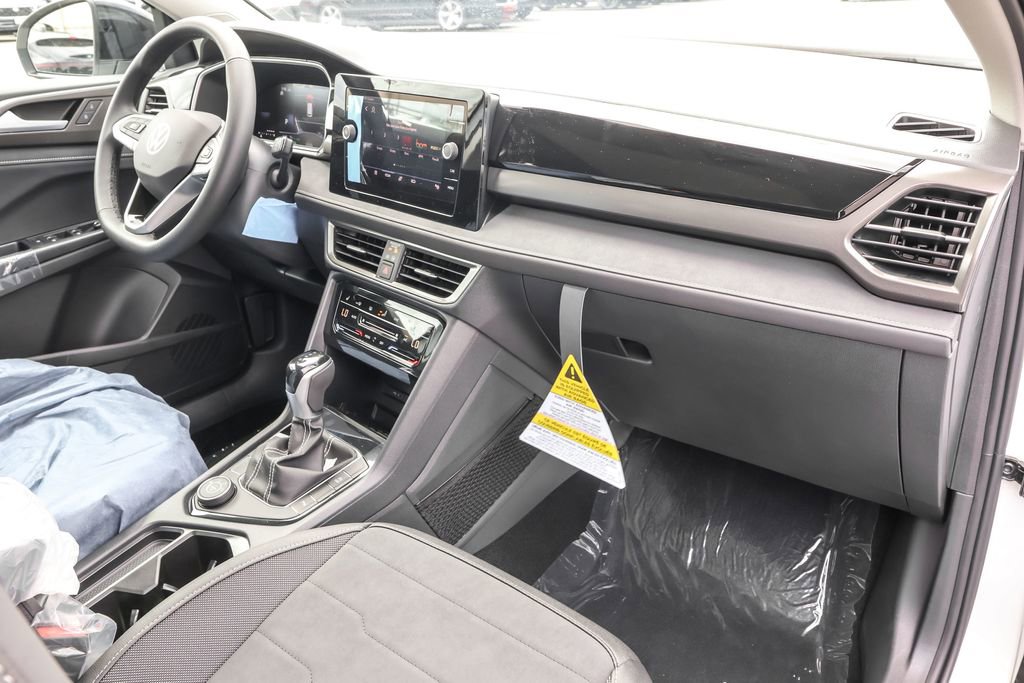 Used 2025 Volkswagen Taos SE image 34