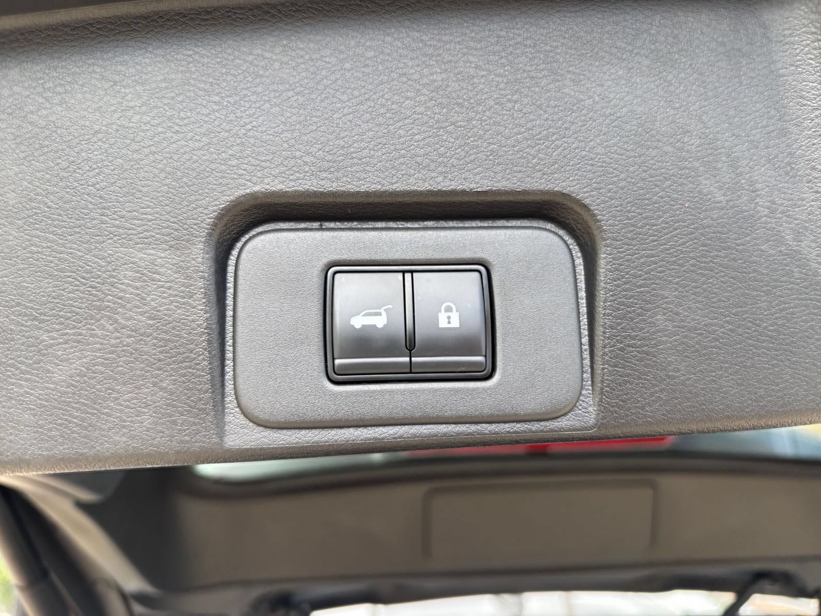 Used 2025 Nissan Rogue SV FWD image 23