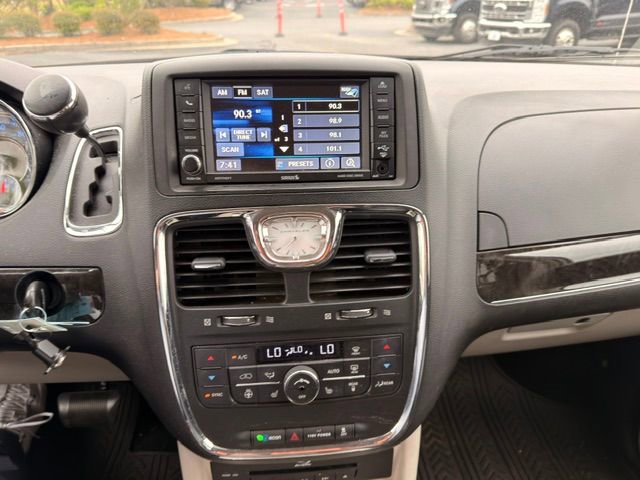 Used 2015 Chrysler Town & Country Limited Platinum FWD image 2