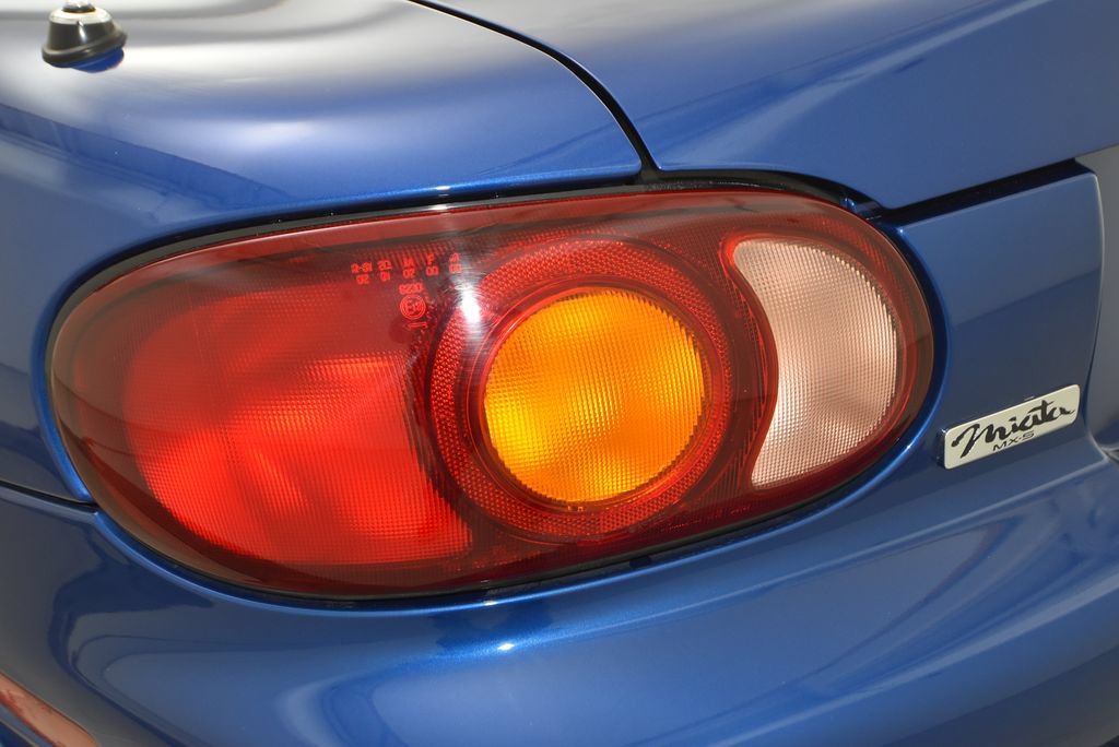 Used 1999 MAZDA MX-5 Miata 10th Anniversary Edition RWD image 40