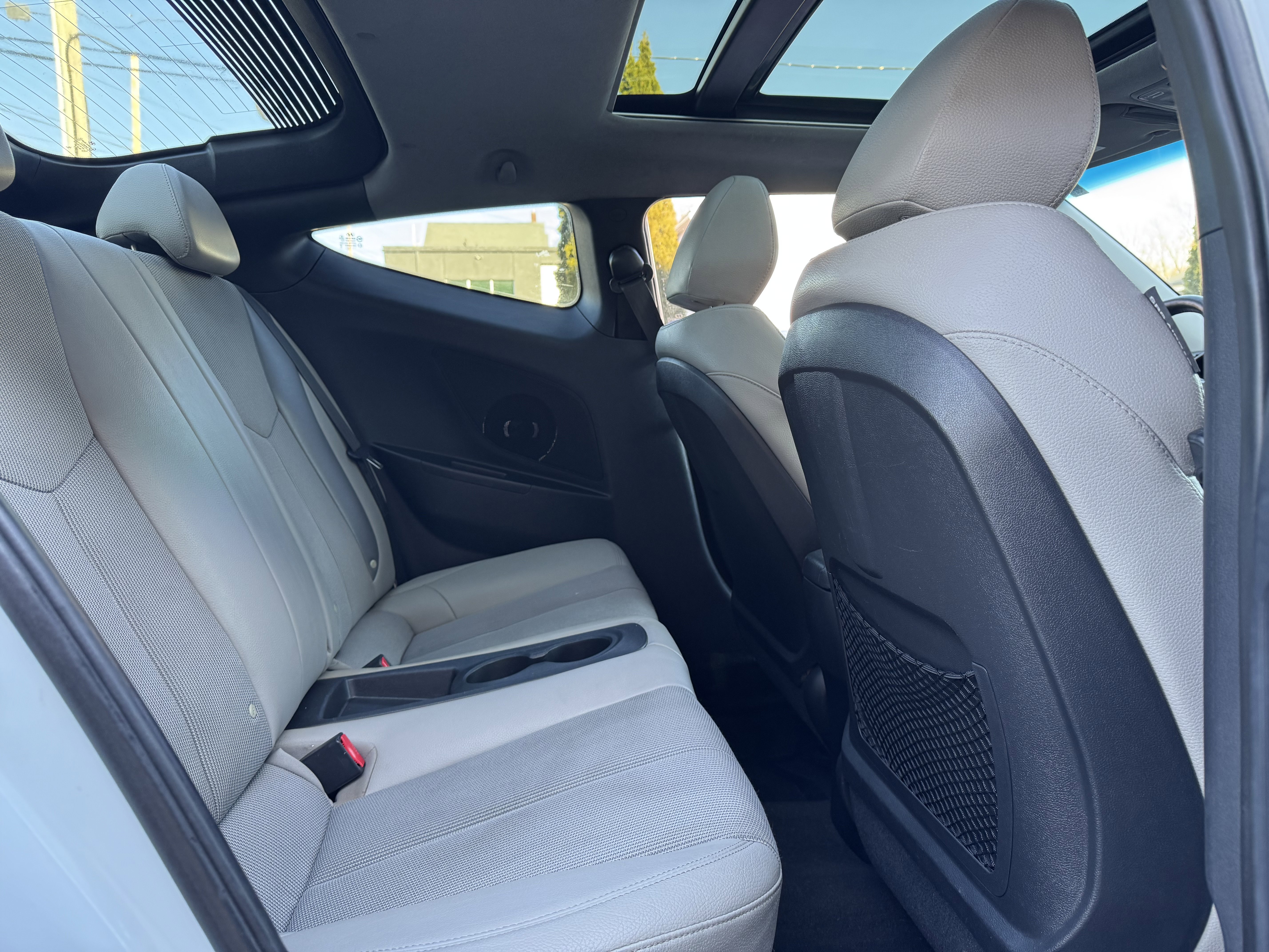 Used 2013 Hyundai Veloster w/ Style Pkg image 8