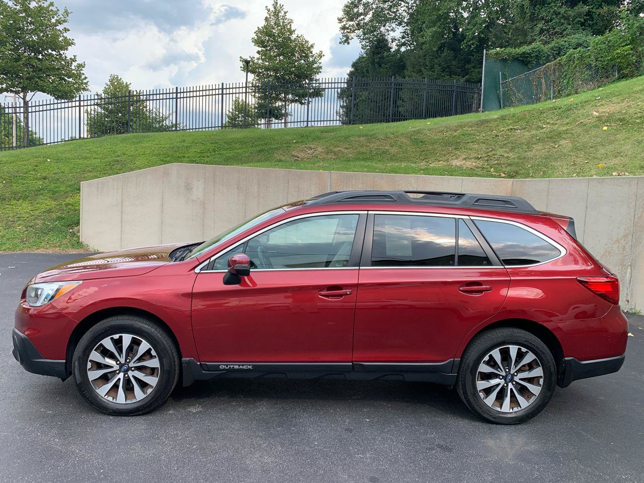 Used 2016 Subaru Outback 2.5i Limited AWD/4WD image 2