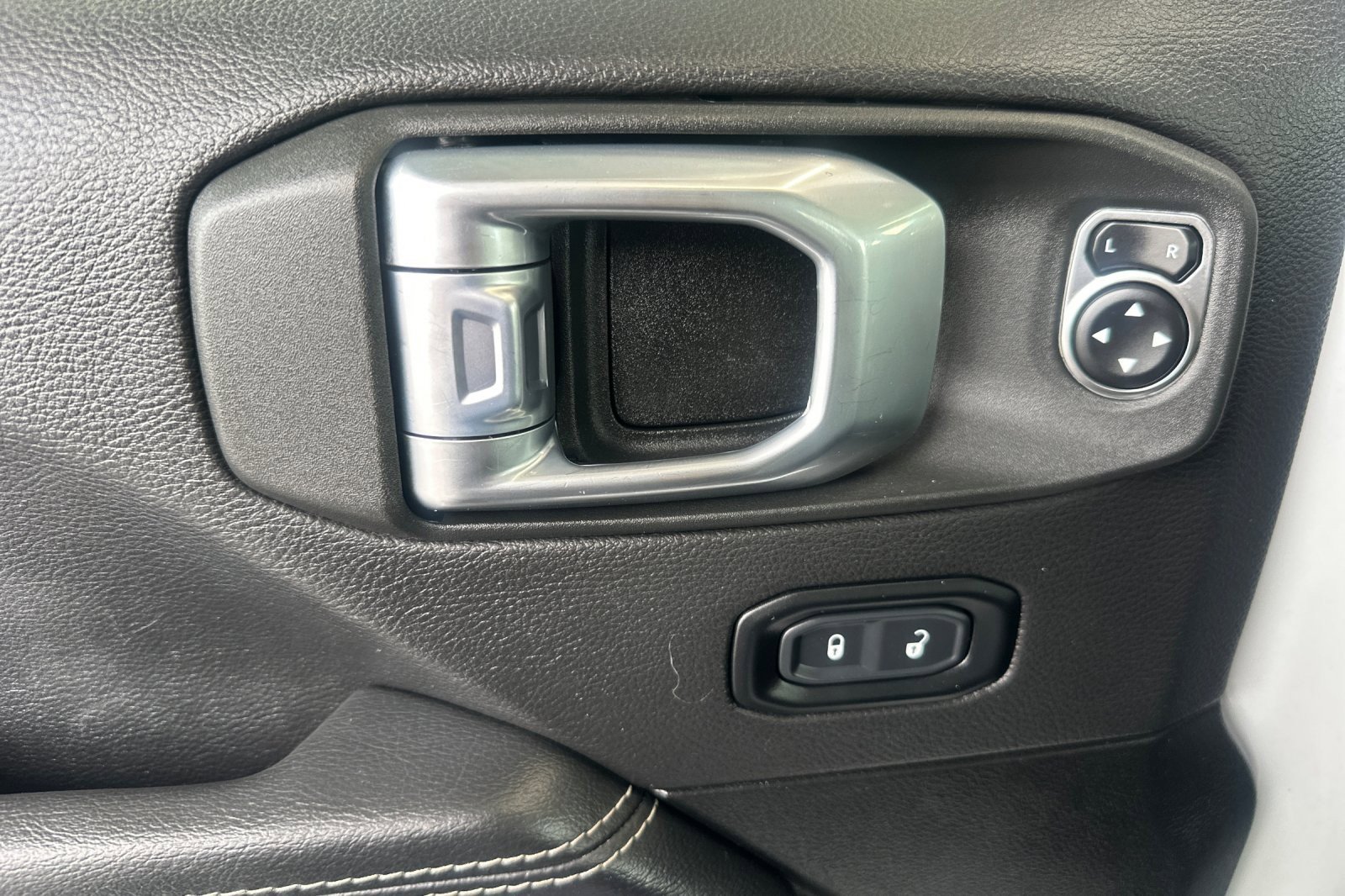 Used 2023 Jeep Gladiator Overland image 10