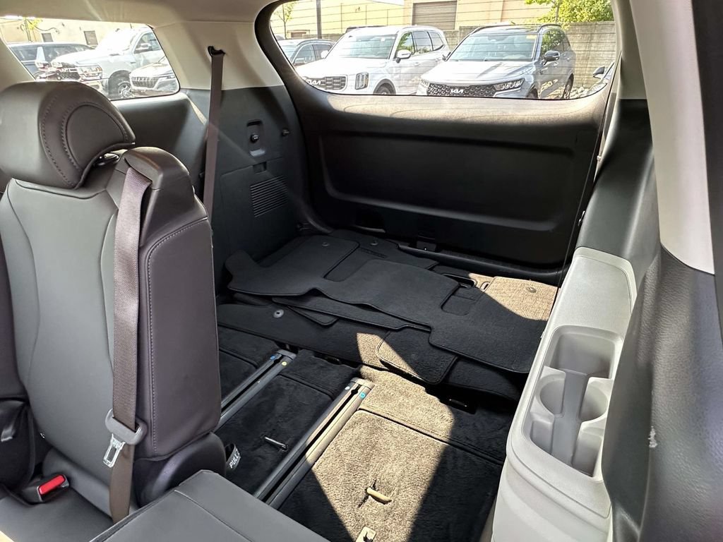 New 2024 Kia Carnival LX FWD image 8