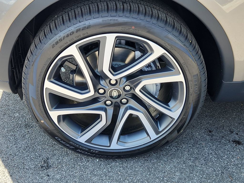 Used 2025 Land Rover Discovery S image 9