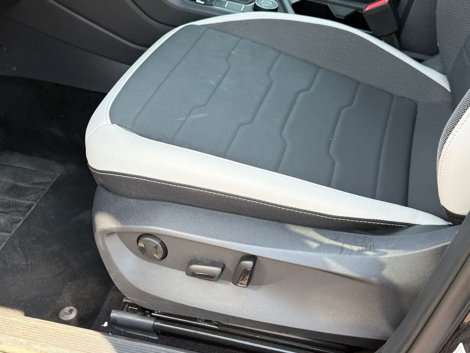 Used 2025 Volkswagen Taos SE AWD/4WD image 14