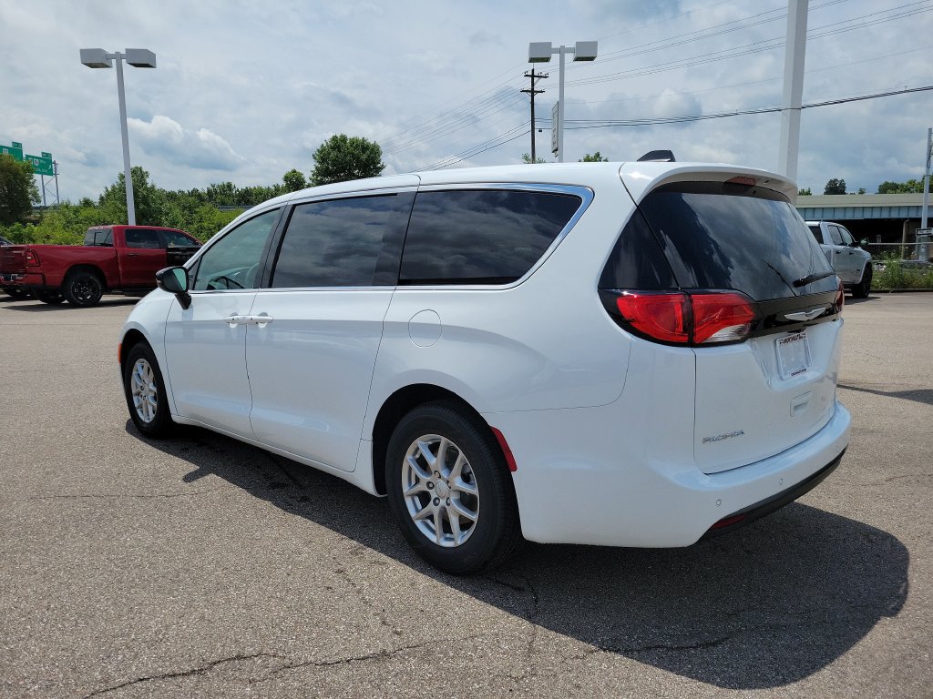 New 2027 Chrysler Pacifica LX FWD image 4