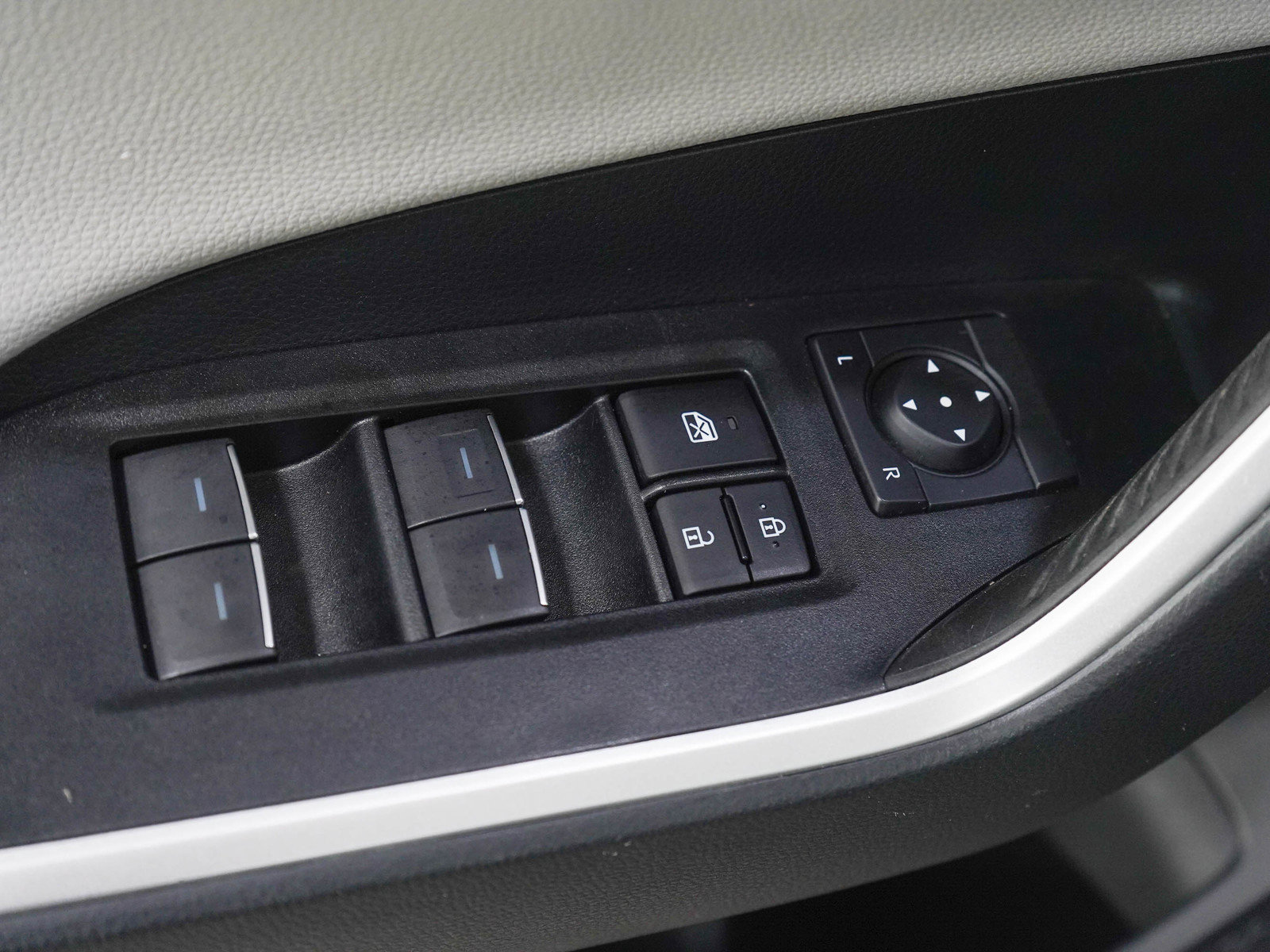 Used 2023 Toyota RAV4 Limited AWD/4WD image 22