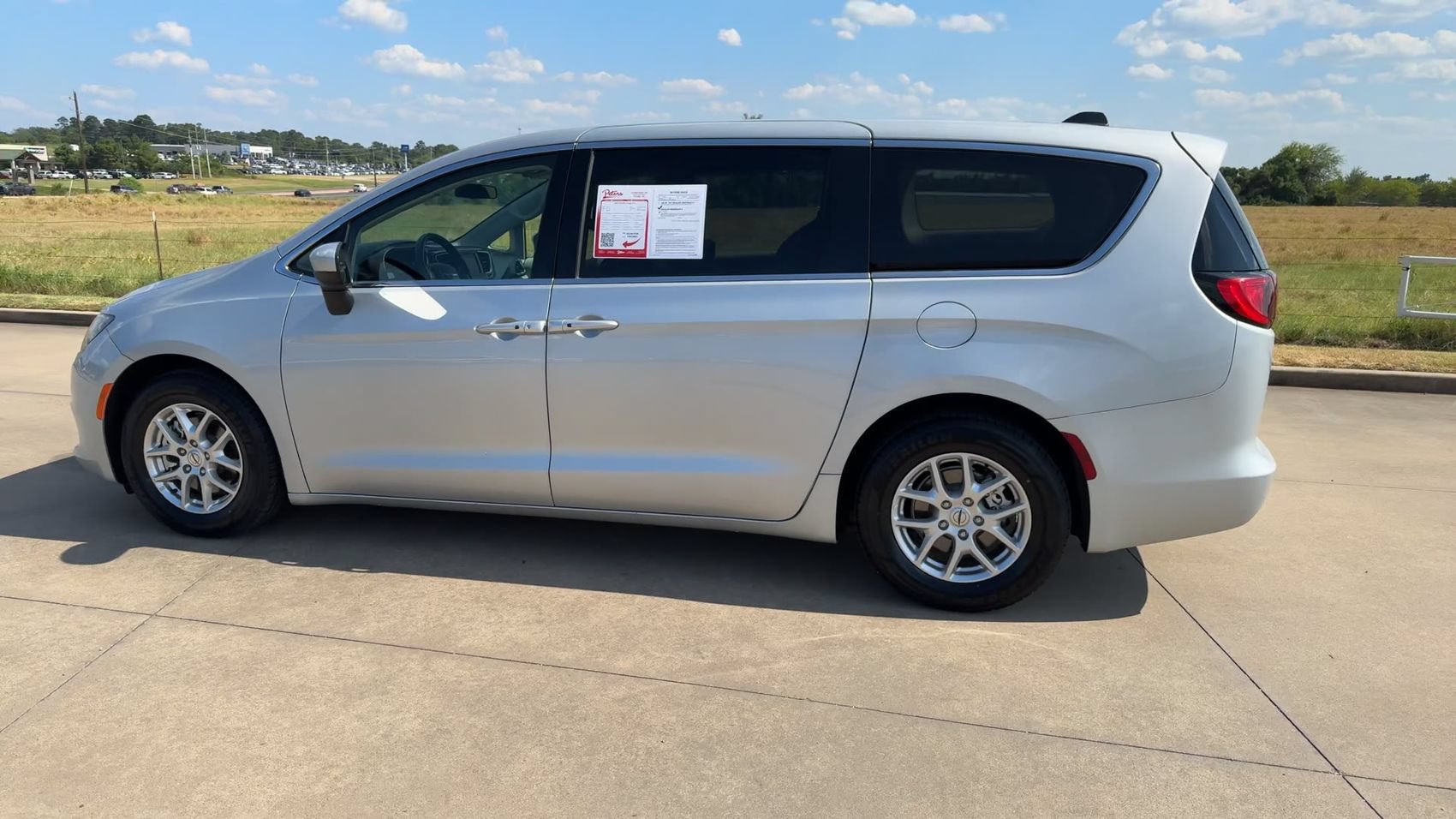 Used 2022 Chrysler Voyager LX FWD image 6