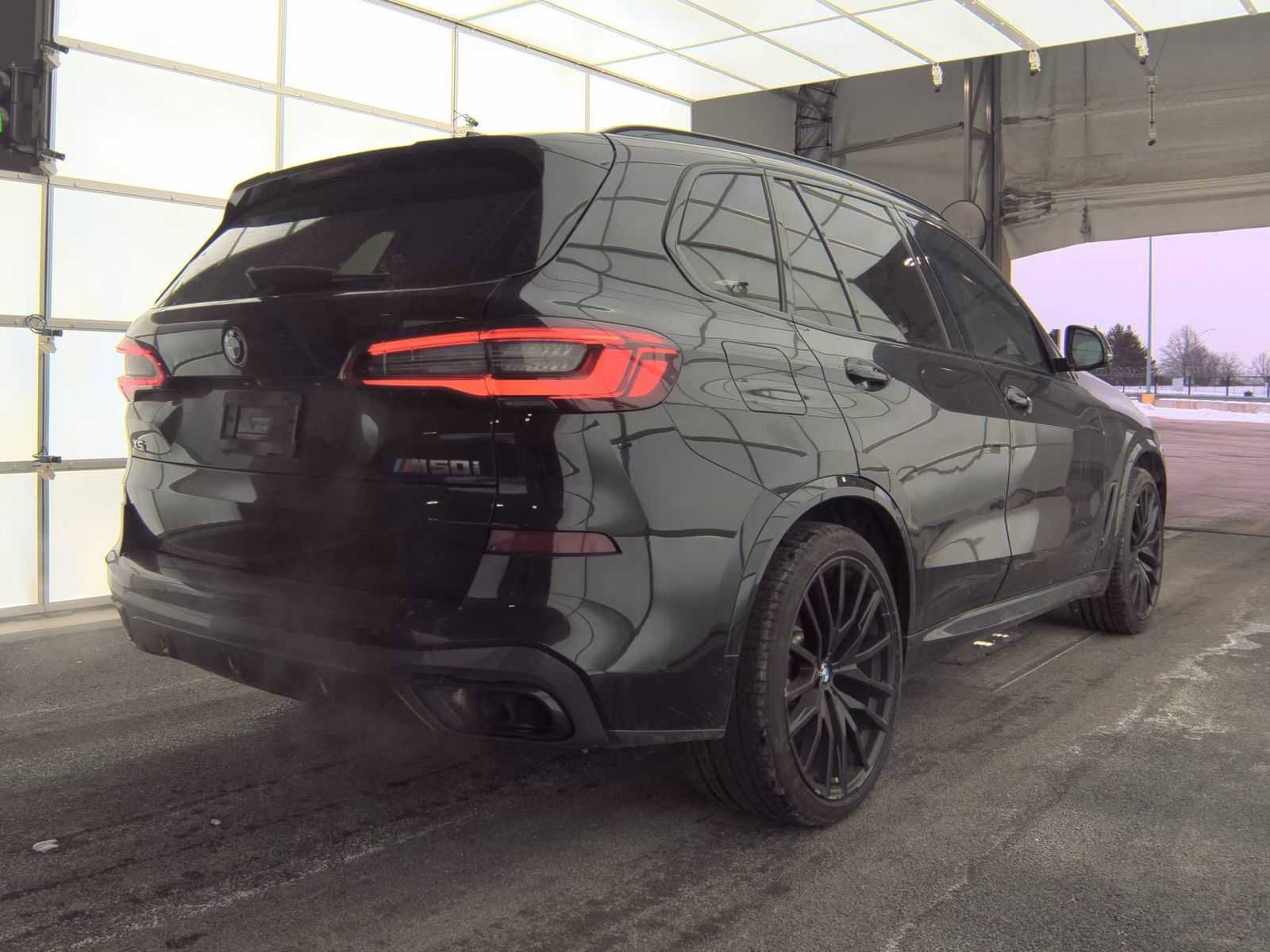 Used 2020 BMW X5 M50i w/ Executive Package image 3
