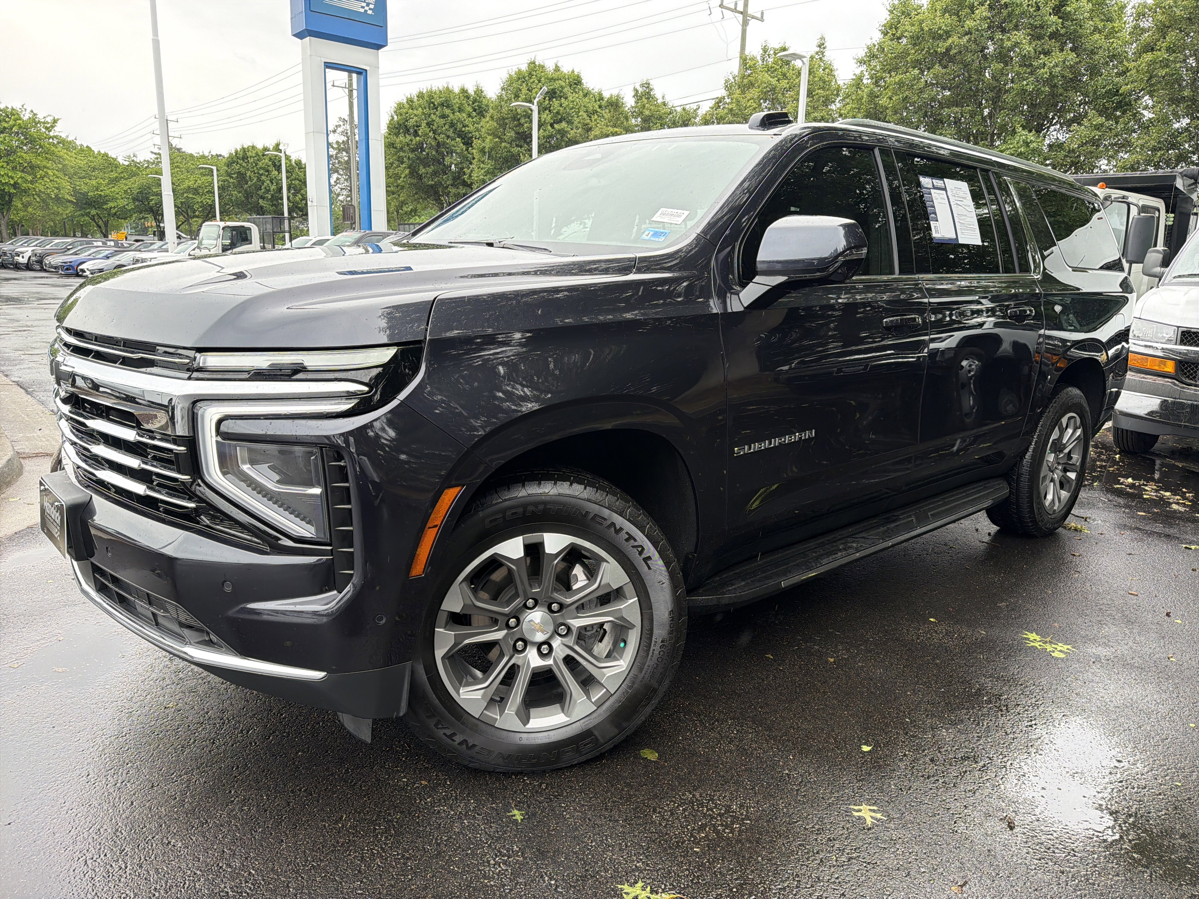 Used 2025 Chevrolet Suburban LT w/ Comfort Package RWD image 5