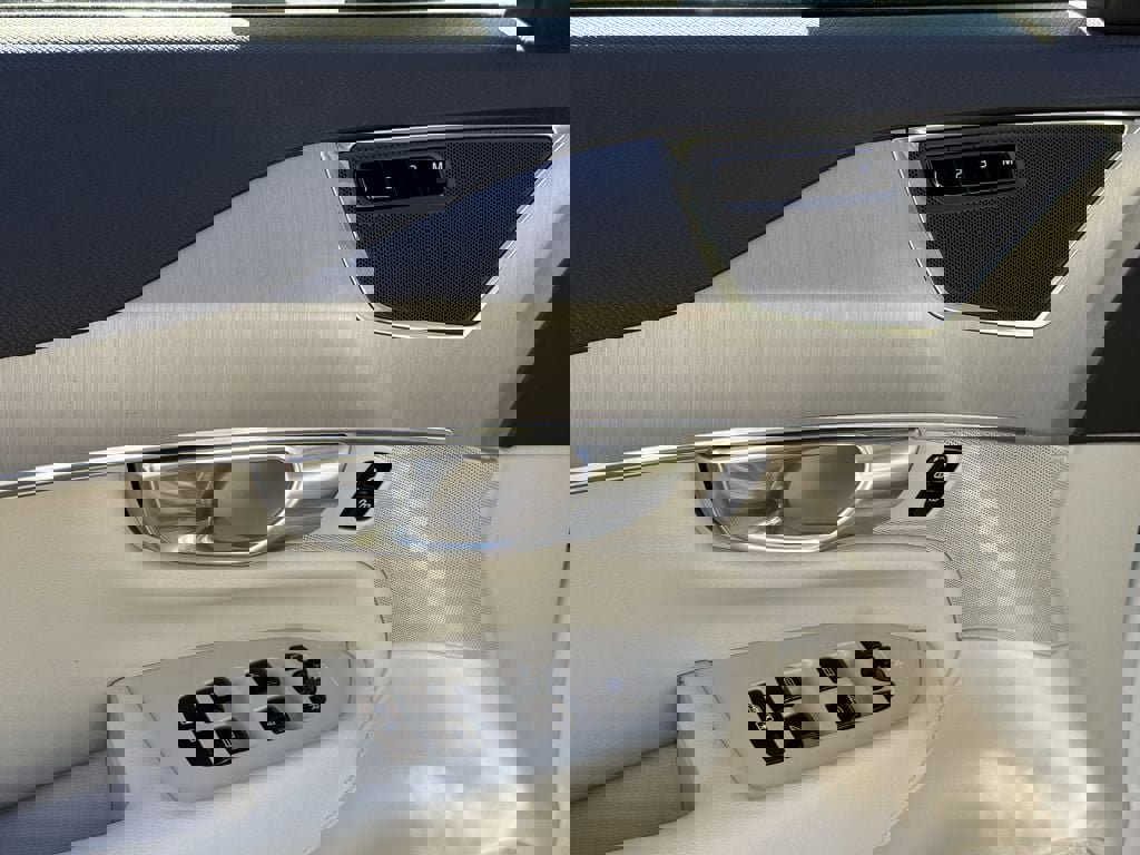 Certified 2024 Volvo XC90 B5 Core w/ Protection Package Premier image 23