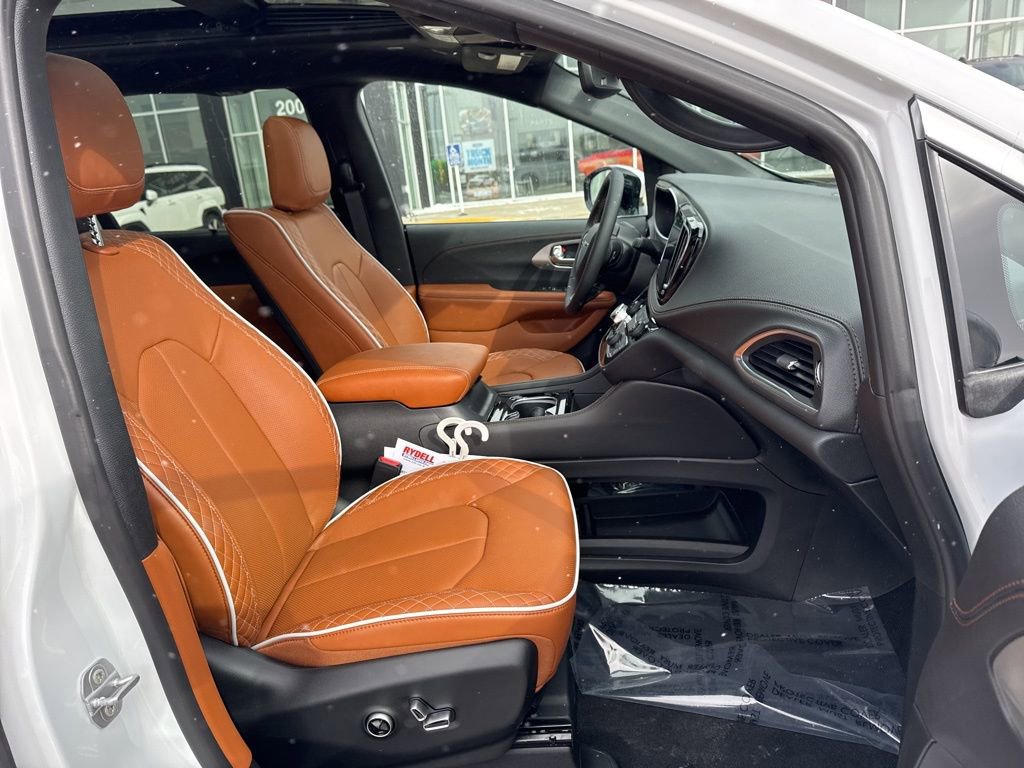 New 2026 Chrysler Pacifica Pinnacle AWD/4WD image 32