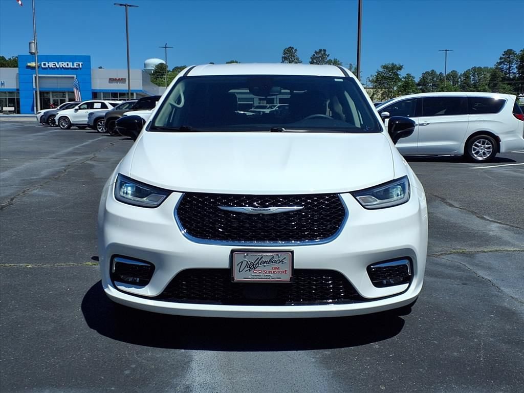 Used 2024 Chrysler Pacifica Touring-L FWD image 2